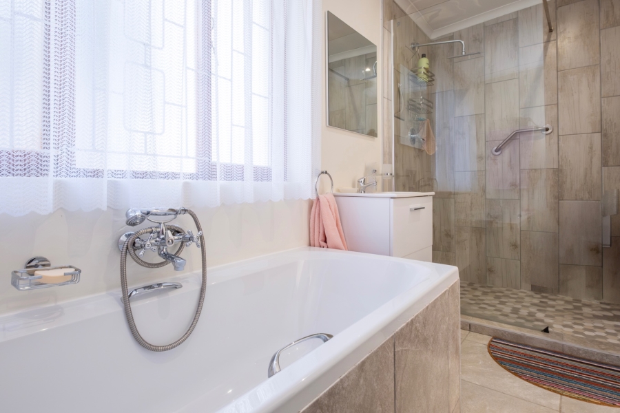 3 Bedroom Property for Sale in Heatherlands Western Cape